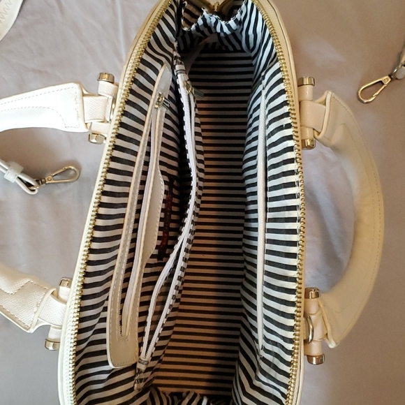 Classic Handbag - Picture 4 of 7